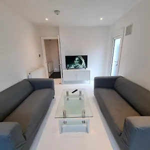 Apartment Leyton Park Place, London